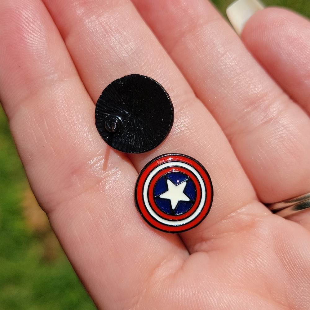 Captain America Iconic Shield Stud Earrings, Marvel Comics, Unisex - Picture 4 of 6
